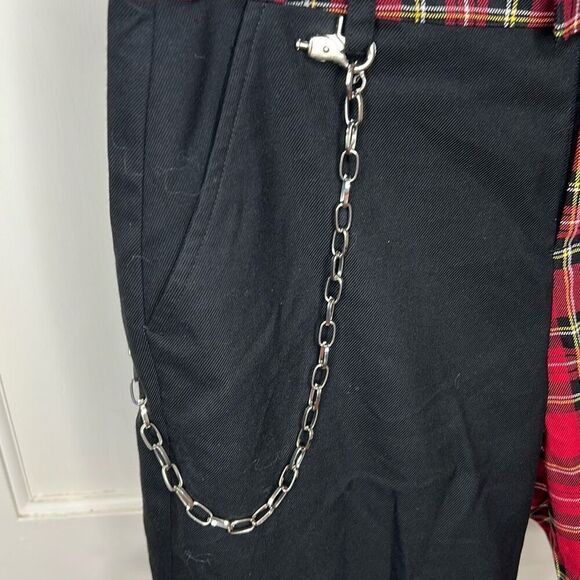 Hot Topic Black & Red Plaid Split Bermuda Shorts With Detachable Chain Size Medi - Picture 3 of 6